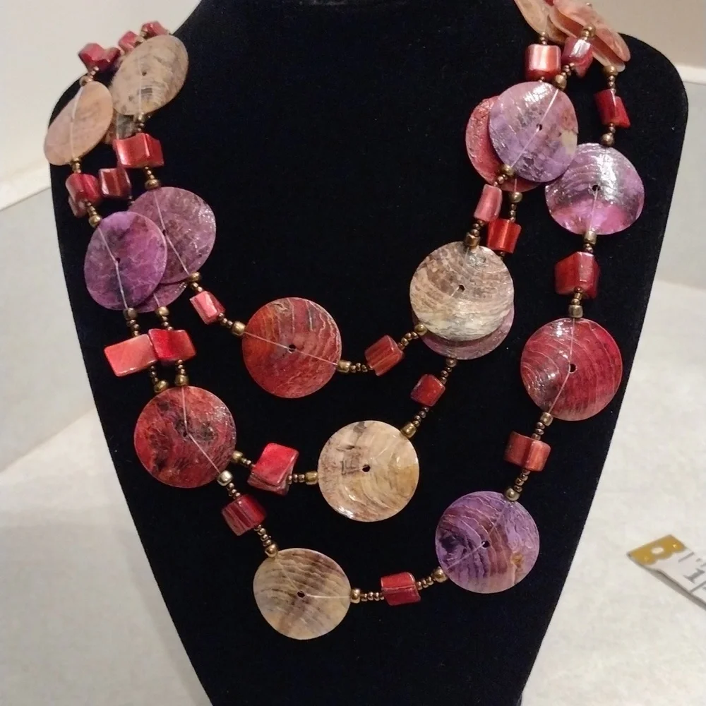 Beautiful triple strands of shell's and beads necklace. - Picture 1 of 4